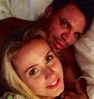 Eduardo Costa e Lola Melnick posam juntinhos antes de dormir