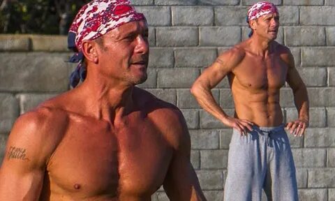 Tim McGraw, 47, showcases buff six pack during workout in Sa