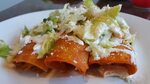 Enchiladas bajas en carbohidratos en salsa roja con tortilla