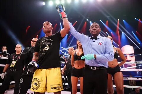 PHOTOS ANDERSON SILVA VS. TITO ORTIZ FIGHT NIGHT - ROUND BY 