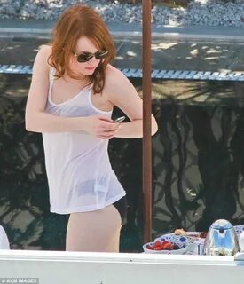 Emma Stone ❤ she uses her phone in such a funny way Actress 