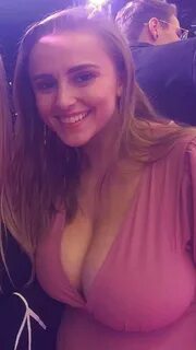 Hannah Witton #hugetits #boobs #cleavage #british Minds