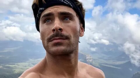 Zac Efron Goes Shirtless for His Christmas Day Hike! 2017 Ch