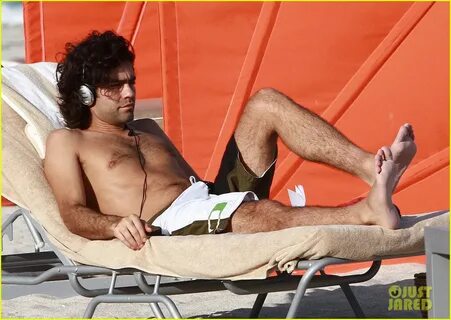 Adrian Grenier: Shirtless Beach Reading: Photo 2790610 Adria