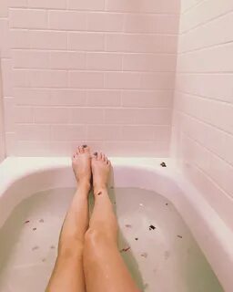 Elizabeth Cappuccino's Feet wikiFeet
