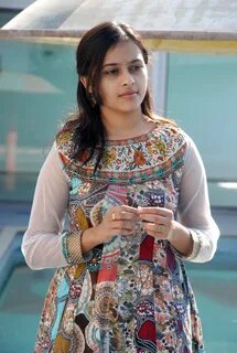 Bus Stop Heroin Sri Divya Photos Latest Stills HQ - Film New