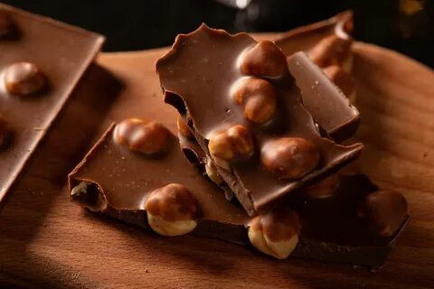 Milk chocolate with nuts - Creative Commons Bilder