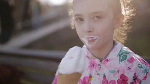 Little Girl Eats Licks Ice Cream: стоковое видео (без лиценз