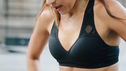 How to stop sports bra from itching under boobs