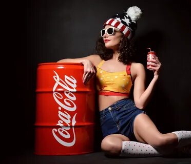 Once upon a time... the Coca-Cola pin-up! Collections - Delc