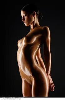 Oiled Up Nude Girl / Nakidness