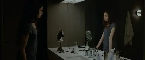 Фильм "Тёмное зеркало" / Look Away (2018) - трейлеры, дата в