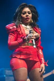 Lil Kim performs in London, gives you face and body! - Lil K