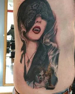Татуировка вампирши на боку мужчины - KissMyTattoo.ru