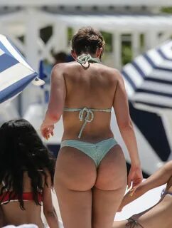 Julianna Goddard In green bikini on the beach in Miami - Cel