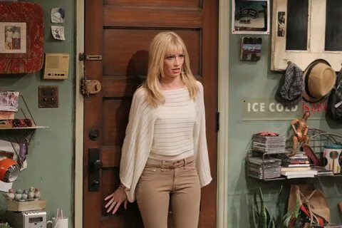 2 Broke Girls- "And The Spring Break" - Beth Behrs as Caroli