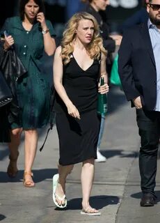 Kate McKinnon Feet (16 photos) - celebrity-feet.com