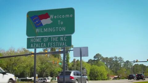 Bir otoyol işareti Wilmington, NC ziyaretçilerini Stok Video