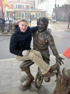 Some People Just Can't Stop Having Fun With Statues KLYKER.C
