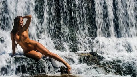 Скачать обои водопад секси модель сиськи эротика девушка гру