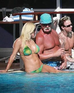 Hulk Hogan and his daughter in the pool (9 pics) - izispicy.