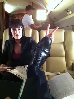 Paget having fun with Thomas' feet - Paget Brewster foto (17