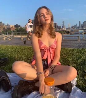 Iris Apatow Sexy Tits and Ass Photo Collection - Fappenist