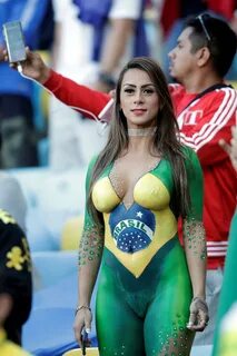 Copa América Brasil 2019: Una modelo desnuda pintada con los