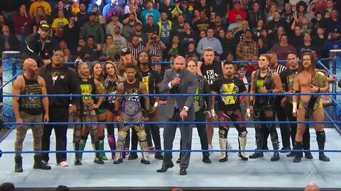 WWE Español - WWE SmackDown: Triple H reta a Raw & SmackDown