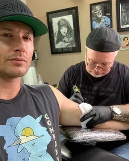 FarGate в Твиттере: "Дженсен делает татуировку - узелок и ст