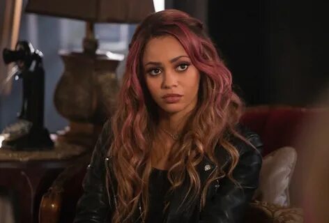 Toni Topaz Outfit Vanessa morgan, Riverdale, Hair