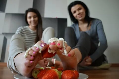 Karolina's Feet na Twitteru: "Sweet strawberries and sweet #