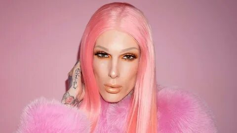 A Girl Claims She Found a Hair in Her Jeffree Star Highlight