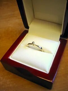 Datei:Promise ring in casket.JPG - Wikipedia