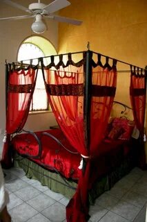 46 Captivating Gothic Canopy Bed Curtain Design Ideas With V