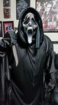 Scream costume with 25th Anniversary chrome mask. Horror Ami
