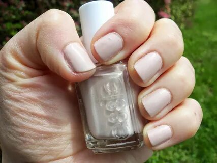 FluffyWuff Nails: Essie Topless and Barefoot swatch
