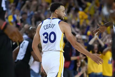 Steph Curry leaves Game 2 with apparent finger injury