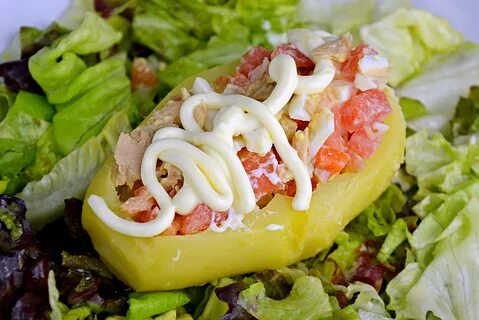 Patatas rellenas con ensalada de tomate