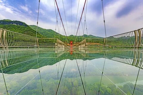 В Китае открыли самый длинный в мире мост со стеклянным дном