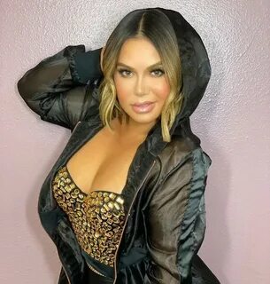 Chiquis Rivera lució su silueta usando solo unos listones - 