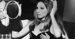 Barbra Streisand : retour sur ses tenues les plus iconiques 