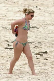 Singer Kelly Clarkson bikini pictures - picture uploaded by 
