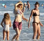 Laura Dern's daughter uses her mother's svelte body as a cli