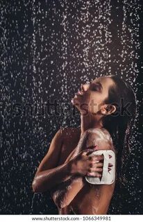 Поиск "Sensual female body with drops of water isolated on w