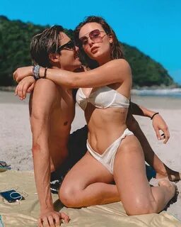 Larissa Manoela sensualiza de biquíni em foto na praia Diver
