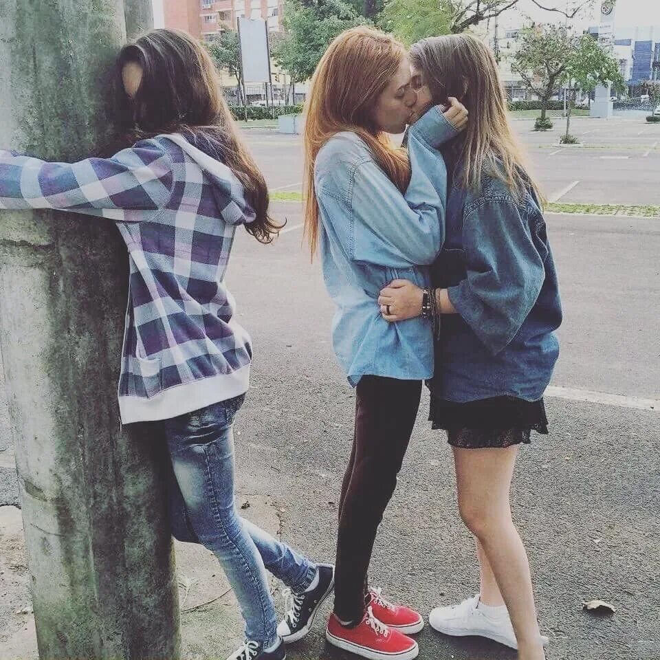 лесби целуются в школе фото 52