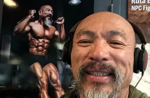 Tubuhnya Kekar Berotot, Kakek Ini Kayak Master Roshi di Drag