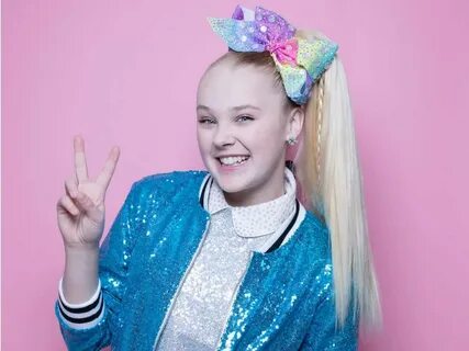 Masked Singer's JoJo Siwa Takes Out Ponytail & Reveals Natur