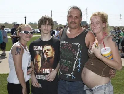 Most White Trash Family Photo EVER - SharenatorSharenator